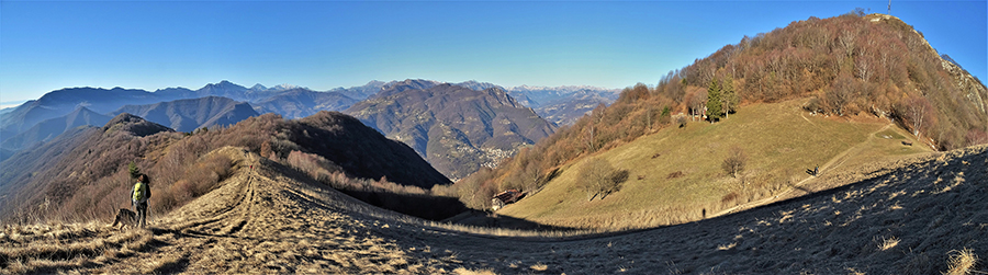 Bella vista sulla conca di Zogno, verso la cima del Canto Alto e oltre